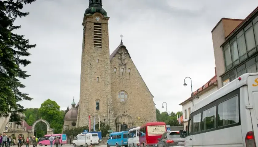 Gdzie odjeżdżają busy z Limanowej do Krakowa? Sprawdź przystanki