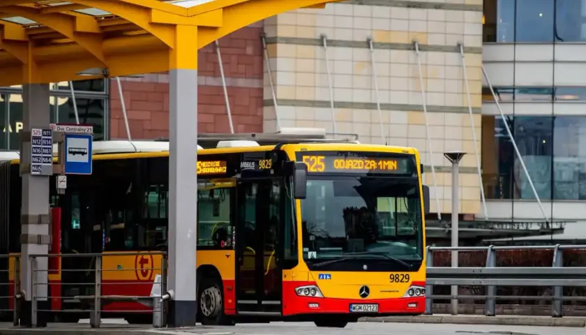 Żółty autobus linii 525 na przystanku w Warszawie, gotowy do odjazdu. Szybka kolej miejska w Warszawie to nie tylko pociągi, ale i sprawna komunikacja autobusowa.