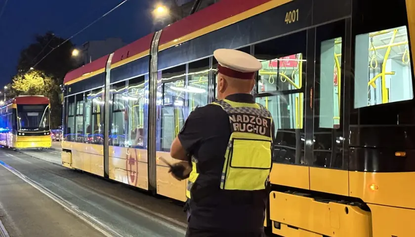 Kontroler ruchu nadzoruje ruch tramwajów na Pradze w Warszawie.