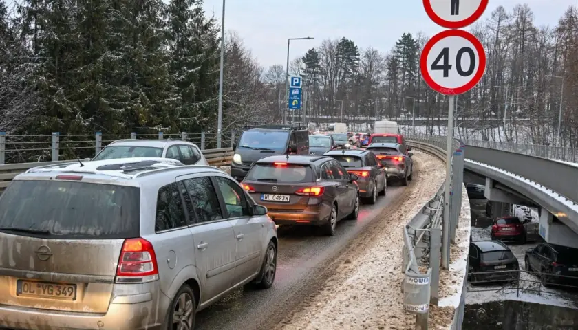 Korek na trasie Zakopane - Kraków. Czas przejazdu wydłuża się przez zimowe warunki i ograniczenie prędkości do 40 km/h.