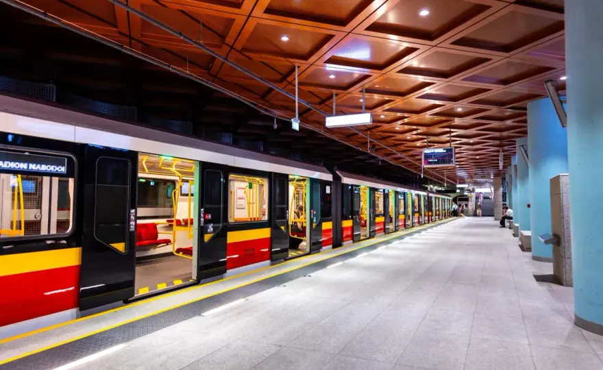 Metro M2 Warszawa - Stacje, przesiadki i praktyczne wskazówki