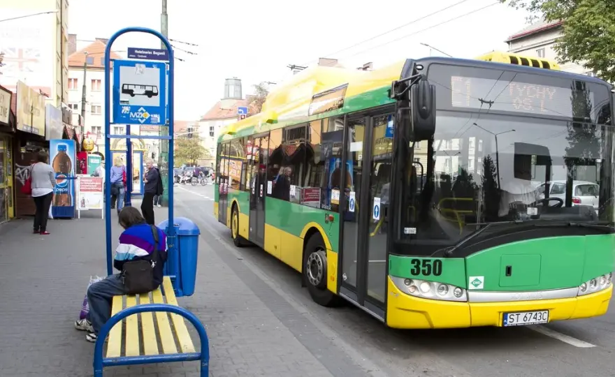 Gdzie odjeżdża autobus 672 w Katowicach? Znajdź przystanek teraz