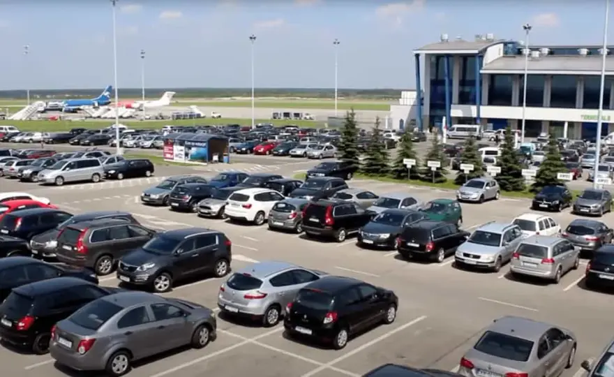Czy wjazd na lotnisko w Pyrzowicach jest płatny? Sprawdź opłaty!