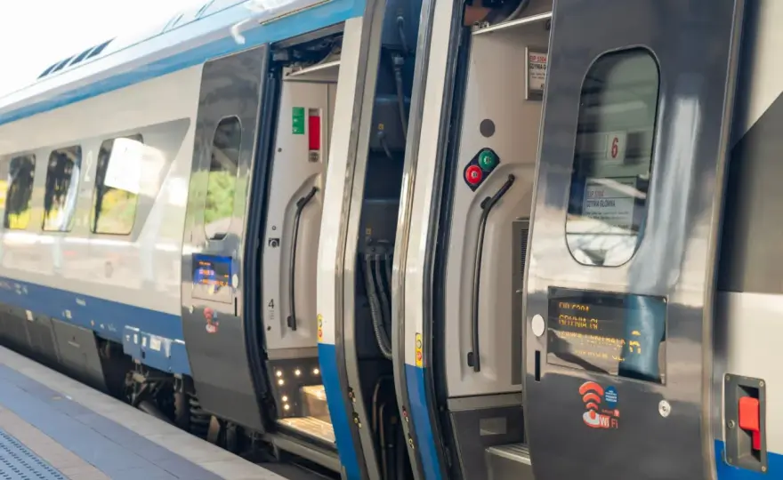 Warszawa-Hel - Pociąg czy autobus? Sprawdź, co wybrać!