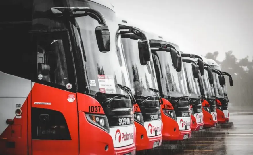 Skąd odjeżdża autobus 700 z Warszawy Centralnej? Sprawdź szczegóły