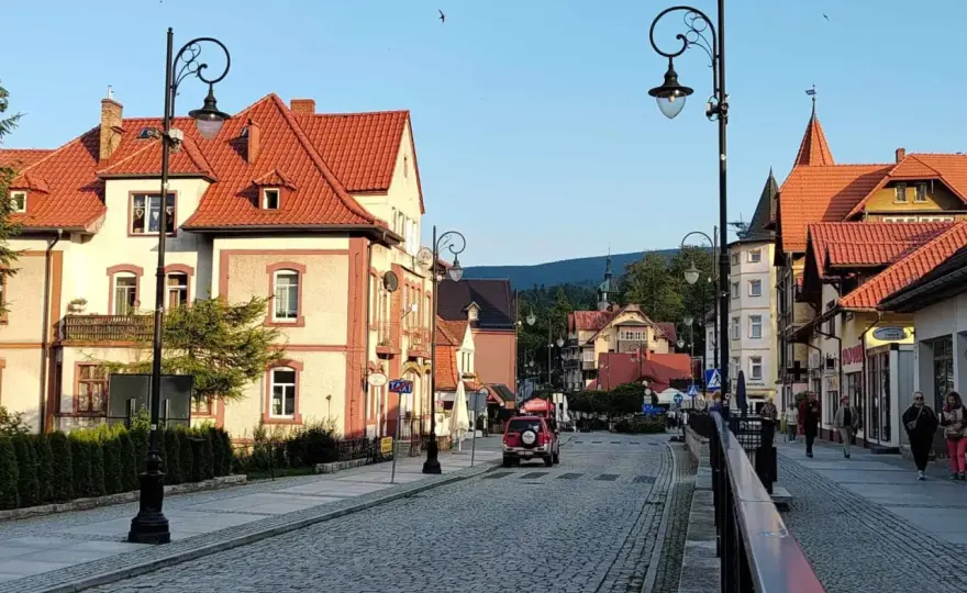 Jelenia Góra – Świeradów-Zdrój: Jak wybrać najlepszy dojazd?