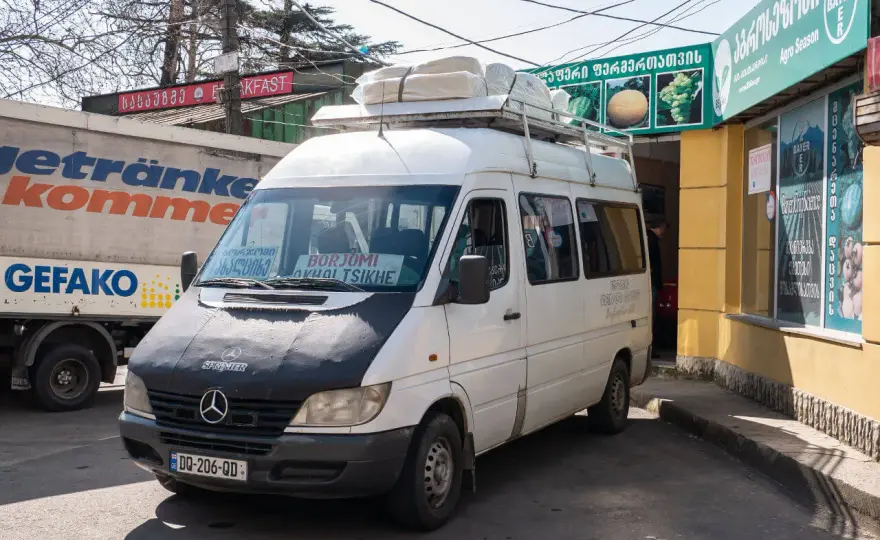 Kutaisi skąd odjeżdża marszrutka – uniknij problemów z transportem