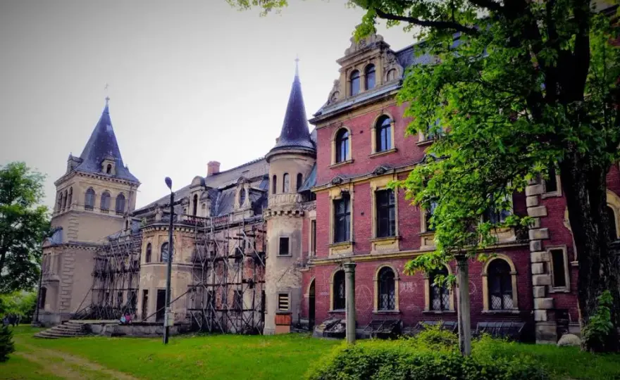 Pałac w Krowiarkach: Fascynująca historia i ukryte skarby architektury