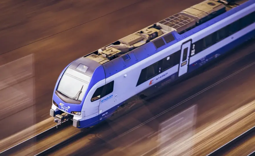 Z jaką prędkością jedzie InterCity? Odkryj maksymalne prędkości pociągów