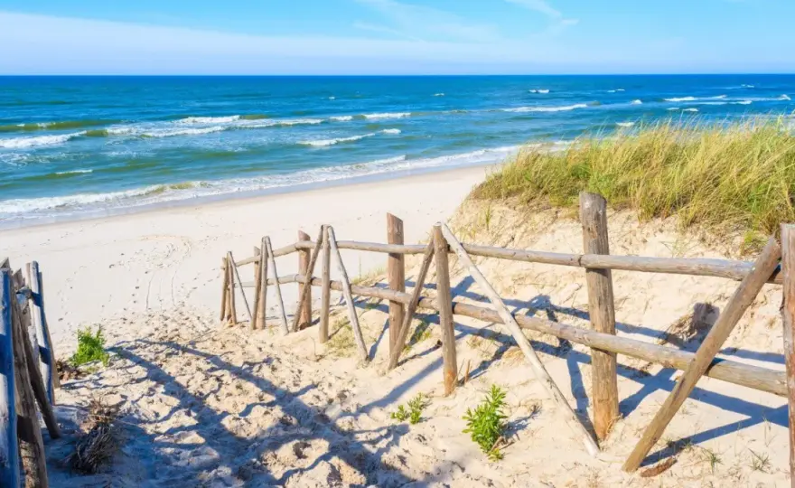 Łeba czy Ustka - który kurort ma więcej atrakcji i lepsze plaże?