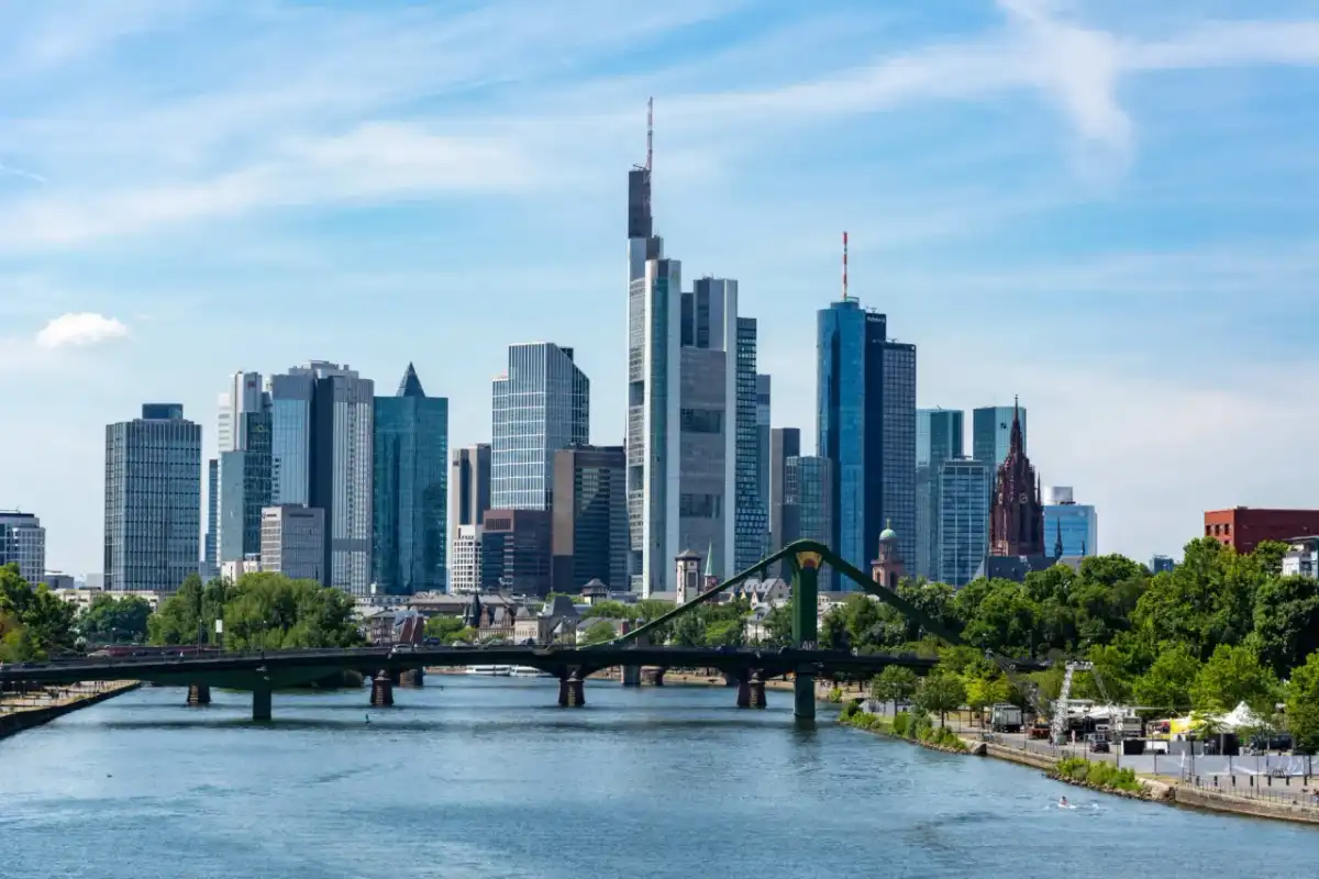 Frankfurt nad Menem czy nad Odrą? Sprawdź, dokąd jedziesz