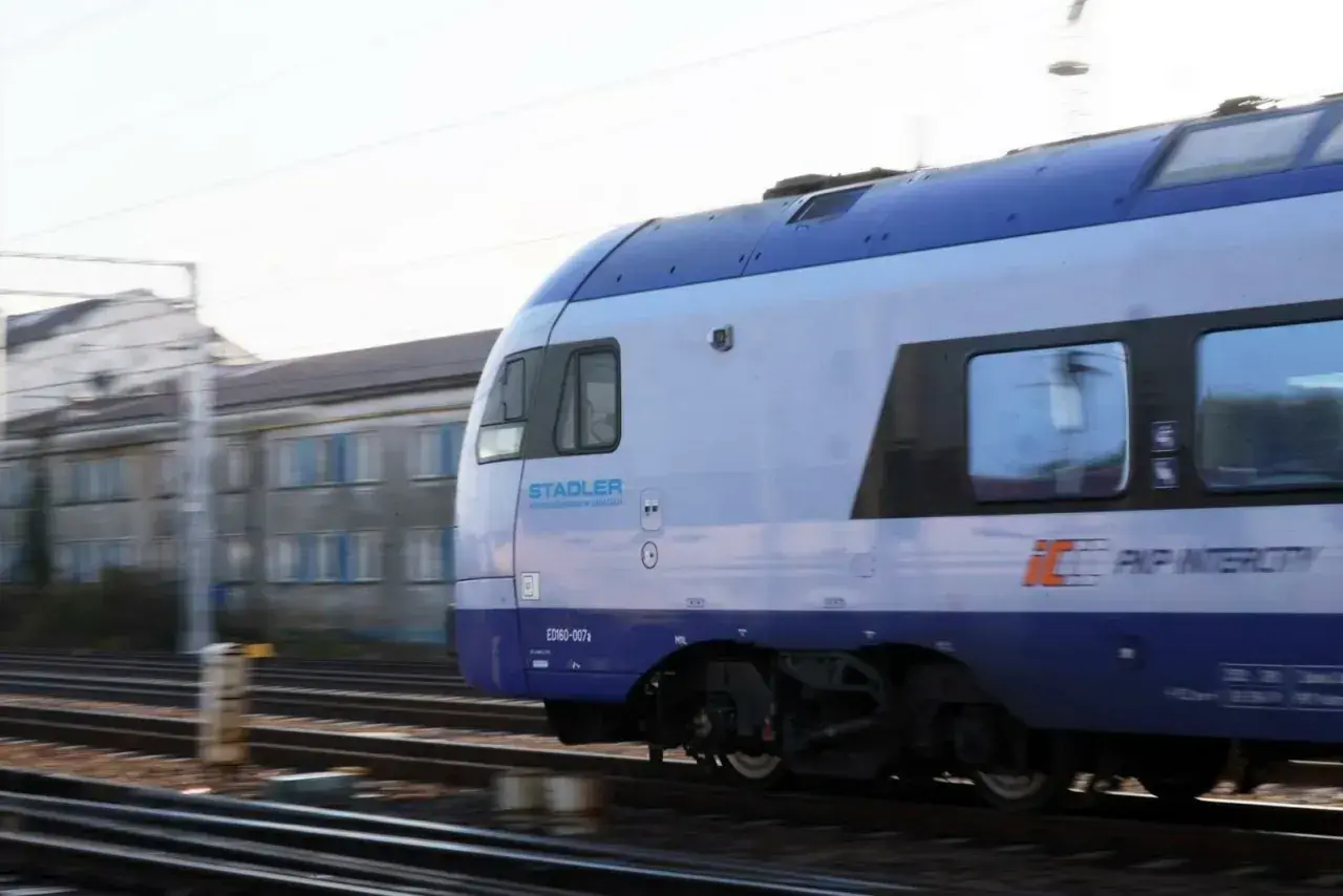 Pędzący pociąg PKP Intercity z napisem "Stadler" na boku. Może to być widok podczas podróży, gdy planujesz zwrot biletu PKP.