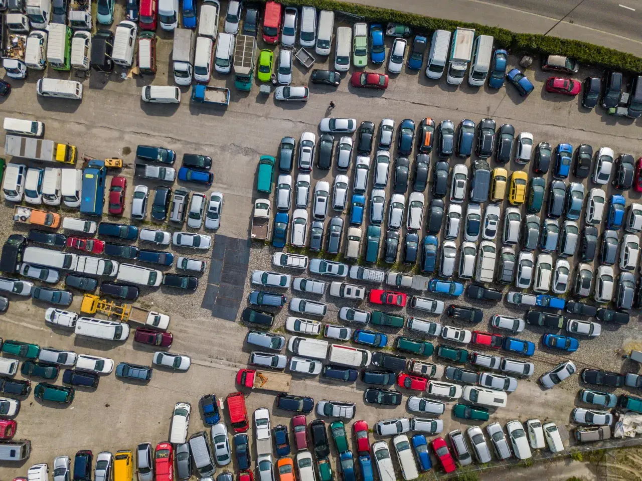 Lecisz samolotem? Pamiętaj o parkingu!