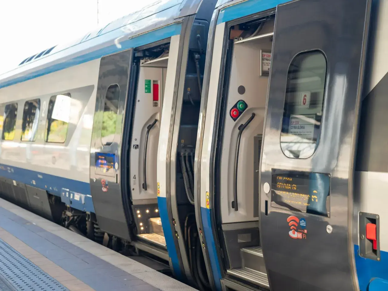 Pociąg EIP 5304 z Gdyni Głównej do Warszawy Centralnej, z otwartymi drzwiami, gotowy do podróży.