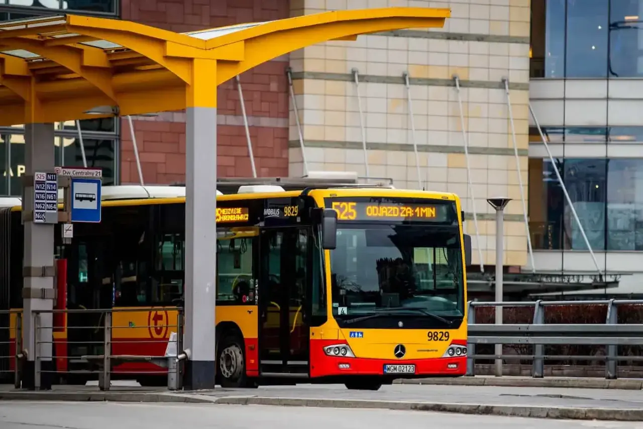 Żółty autobus linii 525 na przystanku w Warszawie, gotowy do odjazdu. Szybka kolej miejska w Warszawie to nie tylko pociągi, ale i sprawna komunikacja autobusowa.