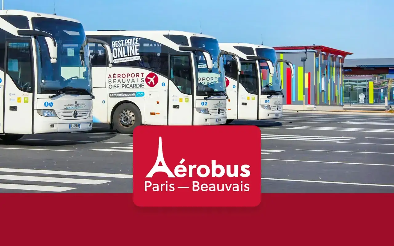 Autobusy Aerobus Paris-Beauvais czekają na pasażerów.