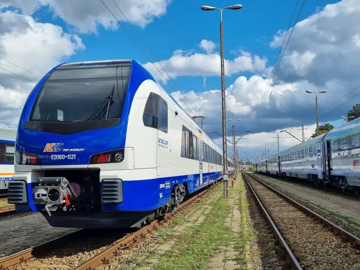 Nowy pociąg PKP Intercity ED160-021 gotowy do podróży z Poznania do Lublina.