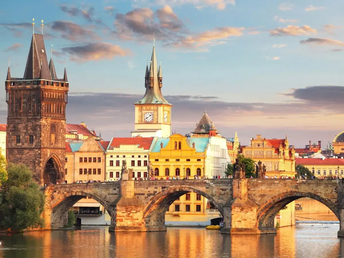 Most idealne wycieczki jednodniowe z Jeleniej Góry do Pragi to spacer po Moście Karola o zachodzie słońca, podziwiając zabytkową architekturę.