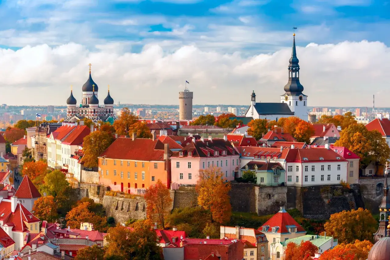 Jesień w Tallinnie, stolicy Estonii. Widok na zabytkowe Stare Miasto z kolorowymi dachami i wieżami kościołów.