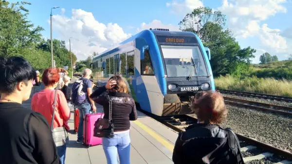 Ludzie czekają na pociąg do Darłowa. To dobry sposób, jak dojechać ze Sławna do Darłówka.