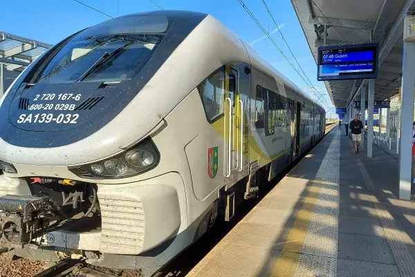 Pociąg SA139-032 na stacji, gotowy do odjazdu. Może właśnie zmierza w stronę zielonej góry w Szczecinie?