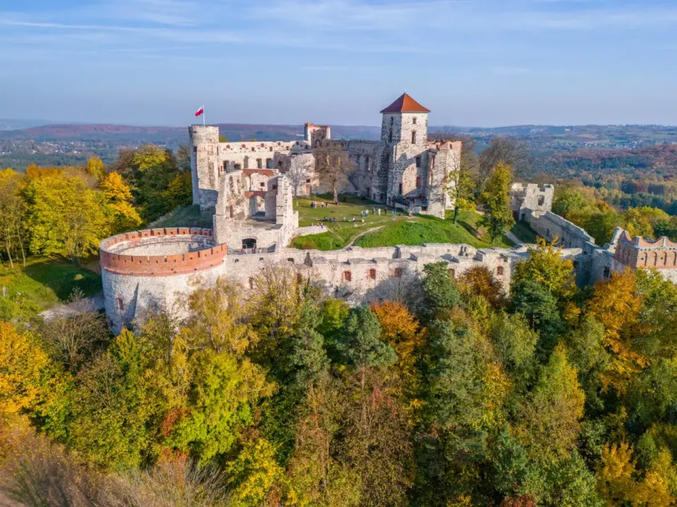 Lokacja miasta w średniowieczu. Ślady na Jurze